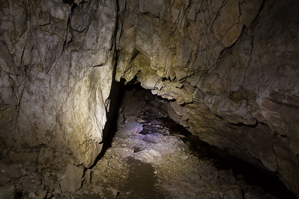 På vei inn i den nederste grotten. Et par steder må en bøye nakken, men ellers er det greit å gå oppreist.