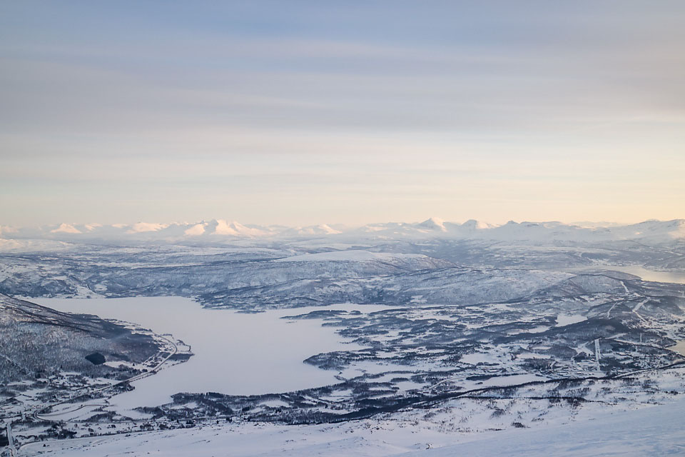 Fra toppen ser en fjellene i Indre-Troms. Nok å ta av for den som liker å kjøre på ski.